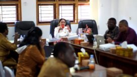 Rapat Raperdasus Perlindungan Perempuan dan Anak DPR Papua Tengah. (Foto: Edwin Rumanasen)