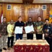PTFI bersama Pemkab Nabire usai menandatangani Perjanjian Kerjasama (PKS) PASTI-Papua untuk implementasi Program di Kantor Bupati Nabire Papua Tengah. (Foto: Corporate Communication PTFI)