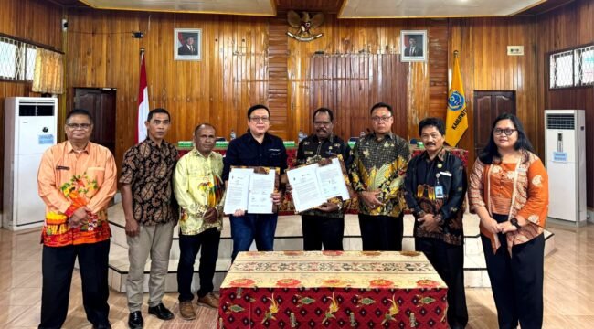 PTFI bersama Pemkab Nabire usai menandatangani Perjanjian Kerjasama (PKS) PASTI-Papua untuk implementasi Program di Kantor Bupati Nabire Papua Tengah. (Foto: Corporate Communication PTFI)