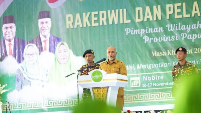 
Wagub Deinas Geley saat sambutan pada Rakerwil dan Pelantikan Pengurus Muslimat NU wilayah Papua Tengah. (Foto: Istimewa)