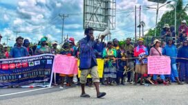 Aktivis Mahasiswa, Yoki sondegau bersama mama-mama pedagang OAP saat melakukan aksi demonstrasi meminta perlindungan Hak Komoditas Lokal di Timika. (Foto: Istimewa)