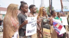 Aksi Bisu dari Pemuda Adat Papua Tengah dalam momen hari noken, Kamis (4/12/2025). Foto: Kristin Rejang/sasagupapua)