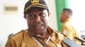 Kepala Dukcapil Kabupaten Dogiyai, Yoseph Koga saat diwawancarai awak media, Senin (8/12/2025). Foto: Kristin Rejang/sasagupapua.com