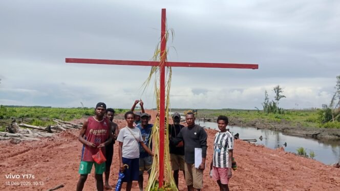 
Masyarakat menanam salib di Merauke. (Foto: Istimewa) 