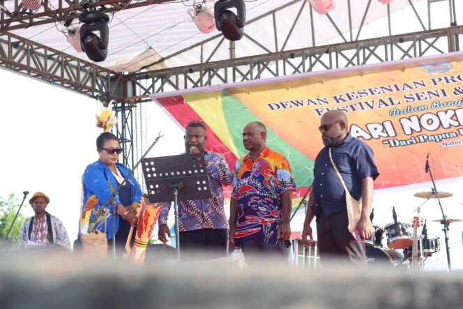
Suasana pembukaan acara festival noken yang berlangsung di Eks Bandara Lama Nabire, Papua Tengah, Jumat (5/12/2025). Foto: Kristin Rejang/Sasagupapua.com