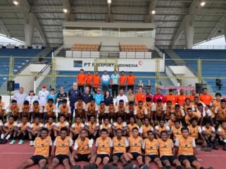 Program Coaching Course digelar untuk
mengembangkan pelatih-pelatih muda
Papua dan anak-anak PFA dengan
memberi wawasan standar internasional,
diikuti seluruh siswa dan manajemen
pelatih. (Foto: Corcom Freeport)
