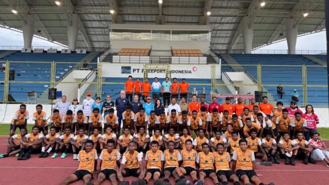 
Program Coaching Course digelar untuk
mengembangkan pelatih-pelatih muda
Papua dan anak-anak PFA dengan
memberi wawasan standar internasional,
diikuti seluruh siswa dan manajemen
pelatih. (Foto: Corcom Freeport)