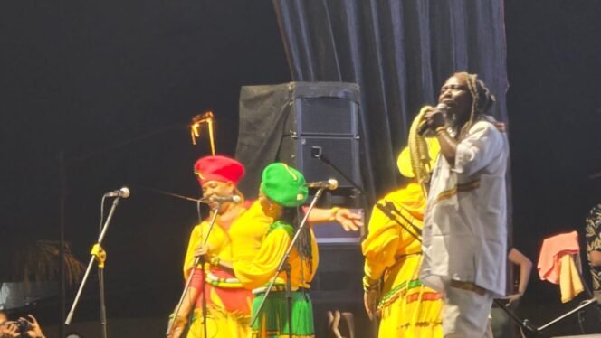 
Suasana konser Lucky Dube Band di PTC Entrop, Jayapura-Papua, Rabu (3/12/2025). 