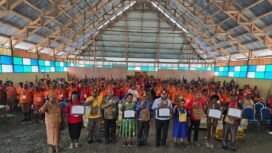 Bupati Intan Jaya, Aner Maisini,  Ketua Dekranasda Intan Jaya, Nelli. E. Kudiai Maisini bersama Pencetus Noken ke Unesco, Titus Pekei foto bersama dengan peserta lomba pada pembukaan rangkaian acara HUT Noken di Kabupaten Intan Jaya. (Foto: Istimewa)