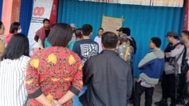 Suasana di depan Kantor DPMK Mimika. (Foto: Ist)