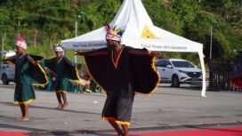 Penari saat membawakan tarian ODIYAI dalam momen Hari Noken Se-Dunia di Nabire, Kamis (4/12/2025). Foto: Kristin Rejang/sasagupapua.com 