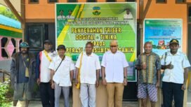 Suasana foto bersama dalam penyerahan AC dan Freezer. (Foto: Dok Humas Dogiyai)