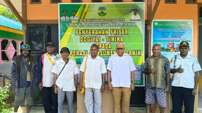 
Suasana foto bersama dalam penyerahan AC dan Freezer. (Foto: Dok Humas Dogiyai)