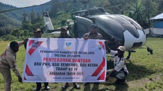
Proses penyaluran BLT di Intan Jaya Menggunakan Helicopter. (Foto: Istimewa)