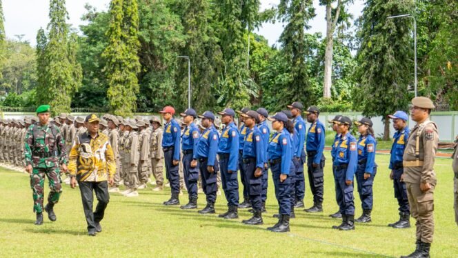 
Suasana penutupan Latsar Damkar dan Satpol PP Provinsi Papua Tengah. (Foto: Humas Pemprov Papua Tengah)