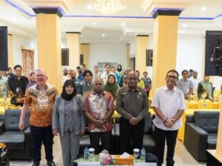 Suasana foto bersama dalam kegiatan Sosialisasi Persiapan Perhitungan Indeks Demokrasi Indonesia (IDI) 2025. (Foto: Humas Pemprov Papua Tengah)