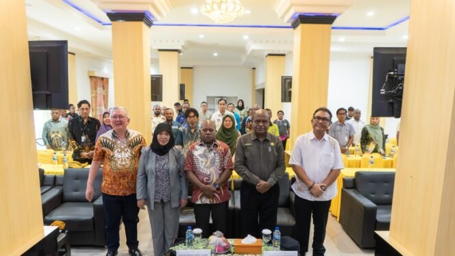 
Suasana foto bersama dalam kegiatan Sosialisasi Persiapan Perhitungan Indeks Demokrasi Indonesia (IDI) 2025. (Foto: Humas Pemprov Papua Tengah)