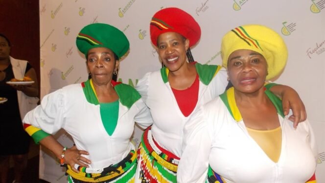 
Dari kiri Thandi Redebe, Gabisile Mdluli, dan Tonique Phala. (Foto: Aaron Dube in Daily Sun)