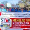 Gabungan Organisasi Perempuan (GOP) saat melakukan aksi long march di Nabire, Sabtu (6/12/2025). Foto: Kristin Rejang/sasagupapua