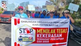 Gabungan Organisasi Perempuan (GOP) saat melakukan aksi long march di Nabire, Sabtu (6/12/2025). Foto: Kristin Rejang/sasagupapua