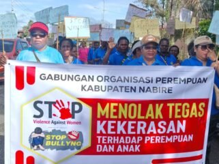 Gabungan Organisasi Perempuan (GOP) saat melakukan aksi long march di Nabire, Sabtu (6/12/2025). Foto: Kristin Rejang/sasagupapua