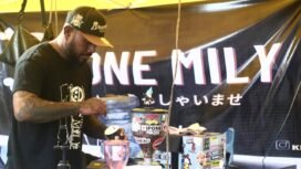 Rhoy Wanda saat meracik kopi di stand miliknya ketika mengikuti pameran UMKM dalam momen konser tribute to Rio Grime beberapa momen lalu. (Foto: Kristin Rejang)