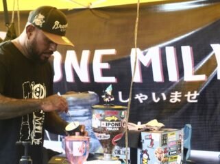 Rhoy Wanda saat meracik kopi di stand miliknya ketika mengikuti pameran UMKM dalam momen konser tribute to Rio Grime beberapa momen lalu. (Foto: Kristin Rejang)