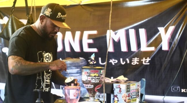 Rhoy Wanda saat meracik kopi di stand miliknya ketika mengikuti pameran UMKM dalam momen konser tribute to Rio Grime beberapa momen lalu. (Foto: Kristin Rejang)