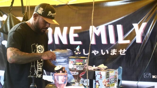 
Rhoy Wanda saat meracik kopi di stand miliknya ketika mengikuti pameran UMKM dalam momen konser tribute to Rio Grime beberapa momen lalu. (Foto: Kristin Rejang)