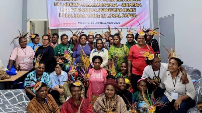 
Momen Foto bersama Tim Dekranasda Intan Jaya dan Labewa Fashion di Wamena. (Foto: FB- Agusta Bunai)