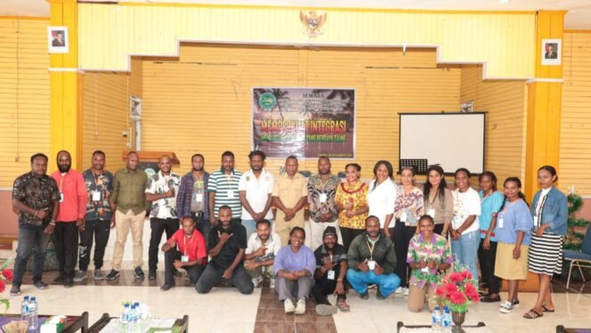 
Alumni Komunitas Mahasiswa Papua Se-Sumatera (JAM KOMPAS) berfoto bersama dalam momen seminar, Senin (8/12/2025). Foto: Yulian Boma for Sasagupapua.com 