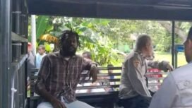 Stenly D ketika dibawa oleh pihak Kepolisian. (Foto: Istimewa)