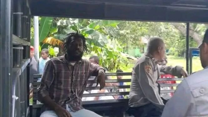 
Stenly D ketika dibawa oleh pihak Kepolisian. (Foto: Istimewa)