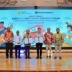 Presiden Direktur PT Freeport Indonesia
Tony Wenas
(ketiga kanan)
menyerahterimakan simbolis fasilitas
Gedung Pusat Sains dan Kemitraan
Universitas Cenderawasih (UNCEN)
kepada Rektor UNCEN Dr. Oscar O.
Wambrauw SE., M.Sc..Agr. (ketiga kiri), di
Jayapura, Provinsi Papua, 8 Desember
2025. (Foto: Corcom Freeport)
