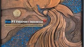 Hiasan dinding material tembaga sebagai
visualisasi produk PTFI dengan motif alam
Papua serta ukiran Cenderawasih dan
Kamoro yang memberi sentuhan khas dan
harmonis.
(Foto: Corcom Freeport Indonesia)