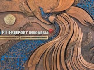 Hiasan dinding material tembaga sebagai
visualisasi produk PTFI dengan motif alam
Papua serta ukiran Cenderawasih dan
Kamoro yang memberi sentuhan khas dan
harmonis.
(Foto: Corcom Freeport Indonesia)