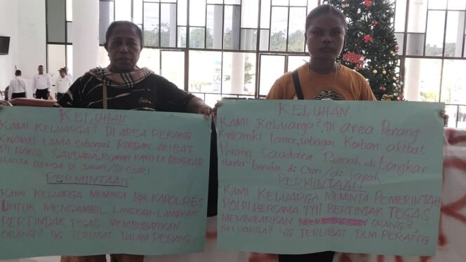 
Warga terdampak konflik Kwamki Narama ketika di Kantor Bupati Mimika, Senin (15/12/2025). 
