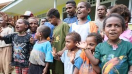 Para murid Sekolah Gereja GBI Apache
Timika
antusias mengikuti kegiatan
Diakonia Natal di Dataran Rendah PTFI
(21/11). Foto: Corcom Freeport Indonesia 