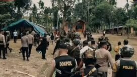 Ratusan personel Polres Mimika saat turun ke Kwamki Narama untuk membongkar tenda. Foto: Capture video Polres Mimika.