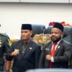 Foto bersama dalam momen Rapat Paripurna penyerahan laporan kemanusiaan di Kantor DPRP Papua Tengah. (Foto: Humas Pemprov Papua Tengah)