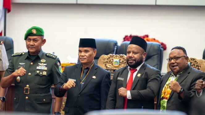
Foto bersama dalam momen Rapat Paripurna penyerahan laporan kemanusiaan di Kantor DPRP Papua Tengah. (Foto: Humas Pemprov Papua Tengah)