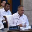 Ketua Komite Percepatan Pembangunan Otonomi Khusus, Felix Wanggai saat memaparkan tugas di harapan Presiden Prabowo dan Wakil Presiden, Gibran Rakabuming Raka. (Foto: Capture  YouTube Sekretariat Presiden)