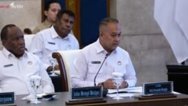 Ketua Komite Percepatan Pembangunan Otonomi Khusus, Felix Wanggai saat memaparkan tugas di harapan Presiden Prabowo dan Wakil Presiden, Gibran Rakabuming Raka. (Foto: Capture  YouTube Sekretariat Presiden)