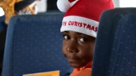 Awigai Keiya, putra dari Philipus Keiya,
Karyawan PTFI sedang berada di dalam
pesawat Twin Otter menuju ke Bandar
Udara Enarotali di Kabupaten Paniai (11/12). Foto: Corcom Freeport