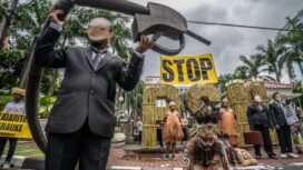 Greenpeace Indonesia menggelar aksi damai kreatif di depan kantor Kementerian Koordinator Perekonomian untuk mengkritik deforestasi besar-besaran di Merauke karena PSN Tebu, yang menyasar 560.000 hektare lahan di Papua bagian selatan.
© Jurnasyanto Sukarno / Greenpeace