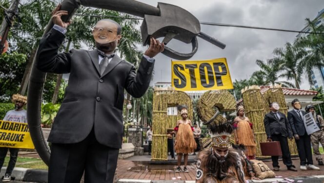 
Greenpeace Indonesia menggelar aksi damai kreatif di depan kantor Kementerian Koordinator Perekonomian untuk mengkritik deforestasi besar-besaran di Merauke karena PSN Tebu, yang menyasar 560.000 hektare lahan di Papua bagian selatan.
© Jurnasyanto Sukarno / Greenpeace