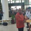 Bupati dan Wakil Bupati Mimika, Johannes Rettob dan Emanuel Kemong saat menyerahkan SK kepada P3K. (Foto: Ist)