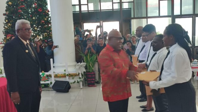 
Bupati dan Wakil Bupati Mimika, Johannes Rettob dan Emanuel Kemong saat menyerahkan SK kepada P3K. (Foto: Ist)