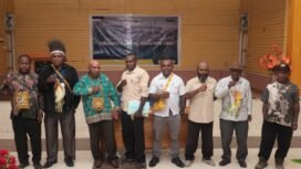 Momen foto bersama usai pemilihan Kepala Suku Mee Provinsi Papua Tengah, Minggu (21/12/2025). Foto: Yulian Boma for Sasagupapua.com