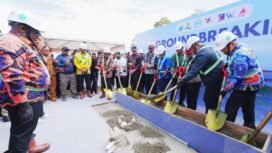 Gubernur Papua Tengah, Meki Nawipa dalam momen peletakan batu pertama pembangunan Pusat Pemerintahan Papua Tengah. Foto: Humas Pemprov Papua Tengah. 